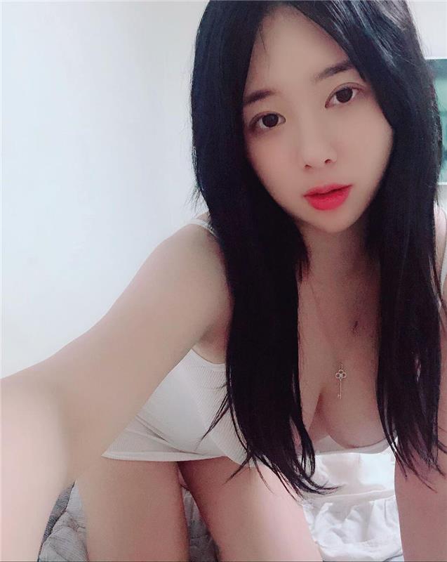 21岁大胸嫩妹，赞喔