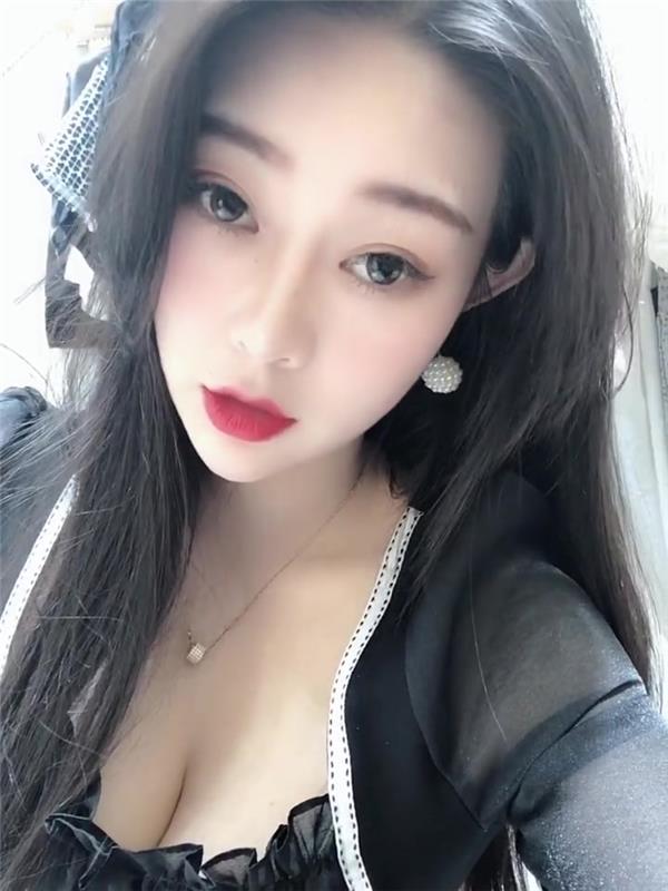 36D大车灯，人美屁股翘，后入爽感强 