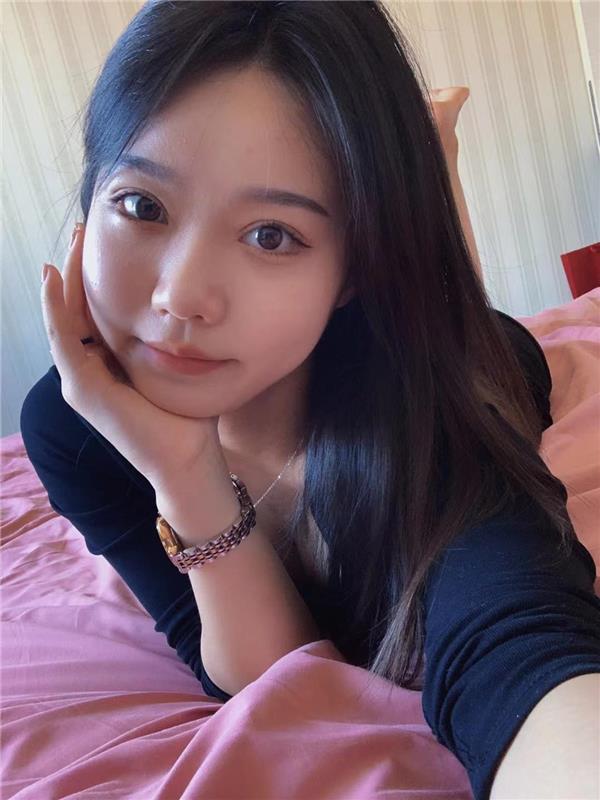 江岸性感年轻少妇