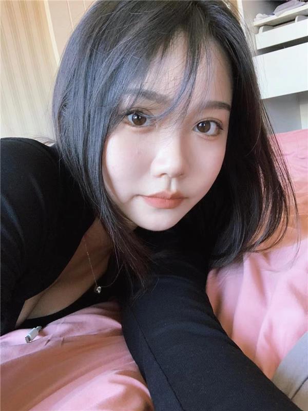 江岸性感年轻少妇