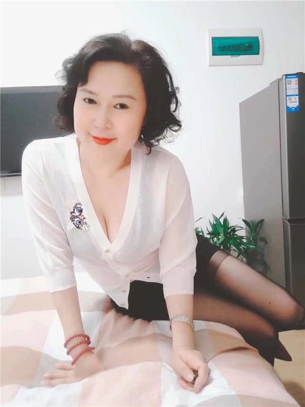 胸大肤白熟女