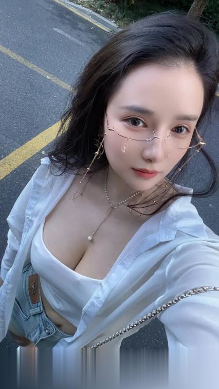 眼镜混血妹爱丽丝