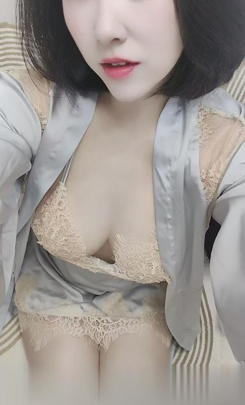 气质大胸妹子