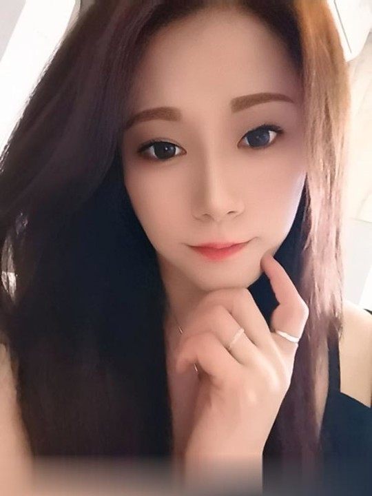 龙华丰满性感美女