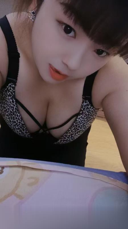 一个胸大的小姐姐