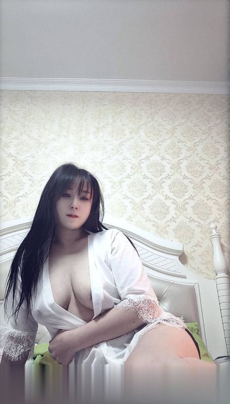 大胸翘臀小少妇