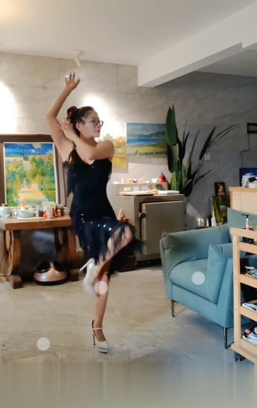 双飞舞蹈姐妹腰细胸大