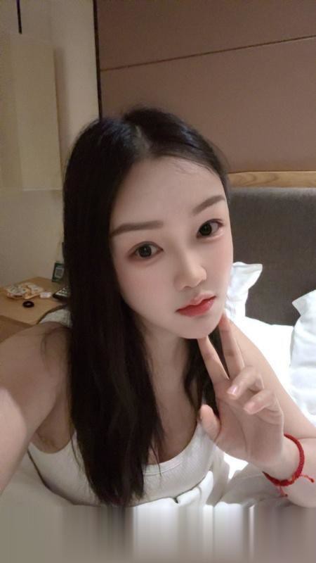 白云颜值女友依依