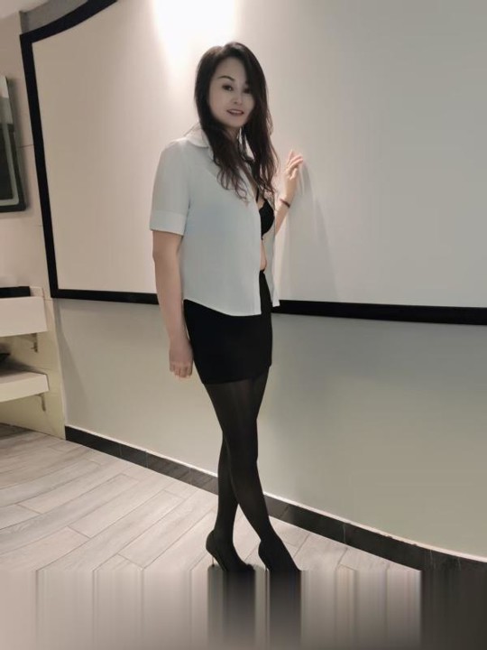 职业装温柔少妇