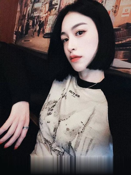 短发气质御姐