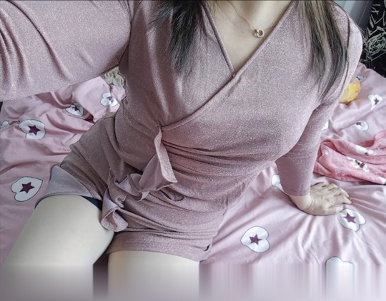 湖塘性感少妇白云