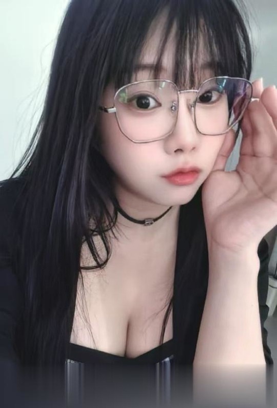 眼镜妹萌萌.