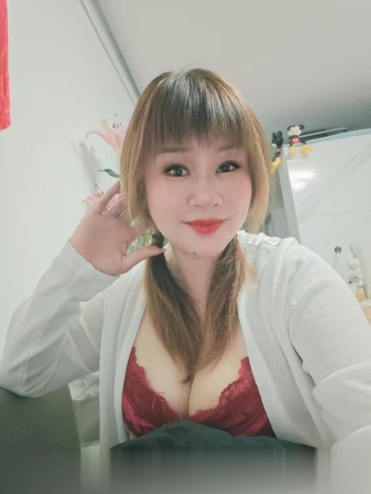 白云爆乳美少妇
