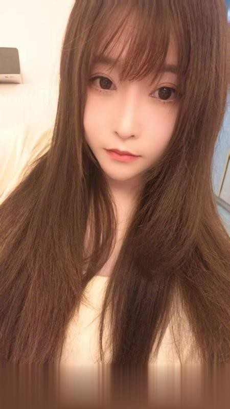 白嫩酥胸长腿御姐