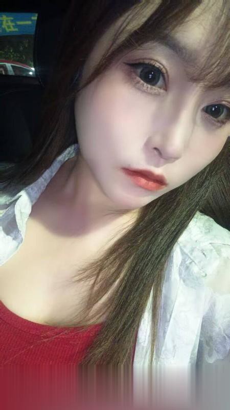 白嫩酥胸长腿御姐