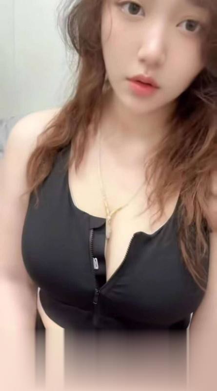 丰满性感小骚货