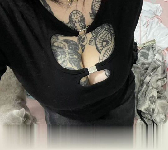 花奶纹身坦克小妹
